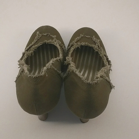 Spot On Gloria- 4 Women's Size 8.5 Canvas Green Stacked Wedge Heels. - Picture 7 of 12